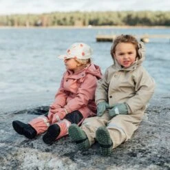 Vilnius Recycled Rain Mittens Leaf Green -Kuling 1024x1024 3176